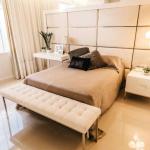 Giường ngủ gỗ óc chó 1m8 — đầu bọc nệm